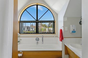Cascades Lakefront Motel