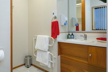 Cascades Lakefront Motel