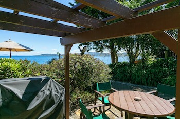 Cascades Lakefront Motel