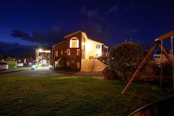 Cascades Lakefront Motel