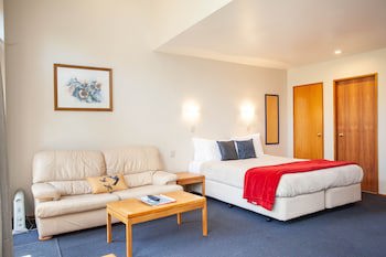 Cascades Lakefront Motel