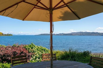Cascades Lakefront Motel
