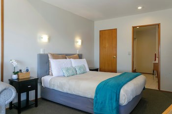 Cascades Lakefront Motel
