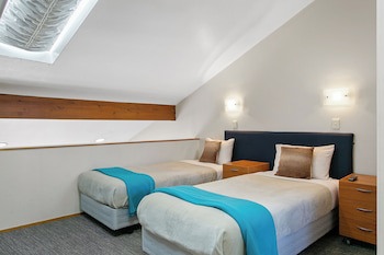 Cascades Lakefront Motel