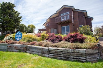 Cascades Lakefront Motel