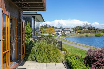 Cascades Lakefront Motel