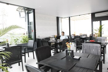 Ar Suites Fontana Bay