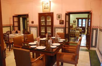 Bijay Niwas Palace 14 Kms From Rampura Agucha