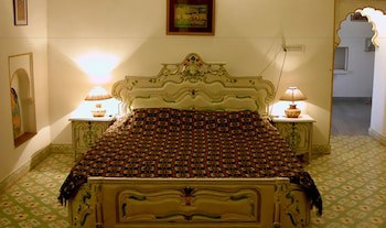 Bijay Niwas Palace 14 Kms From Rampura Agucha