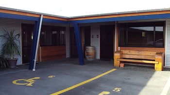 At The Rocks Motor Lodge