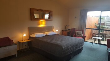 At The Rocks Motor Lodge
