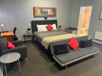 At The Rocks Motor Lodge