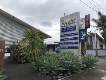 At The Rocks Motor Lodge