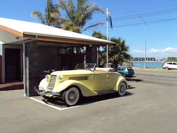 At The Rocks Motor Lodge