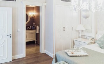 Ena Boutique Hotel & Residences