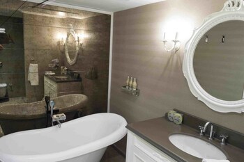 Ena Boutique Hotel & Residences