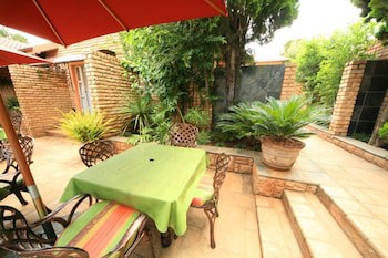 Le Cozmo Guest House