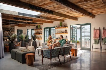Abalone Hotel And Villa's