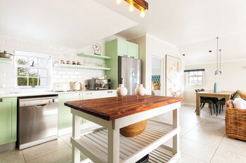 Abalone Hotel And Villa's