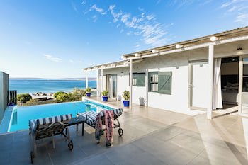 Abalone Hotel And Villa's