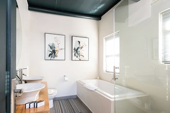 Abalone Hotel And Villa's