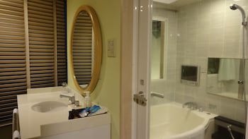 Breezbay Hotel Resort And Spa