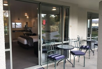 Colonial Manor Motel