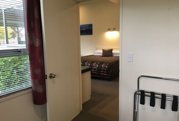 Colonial Manor Motel