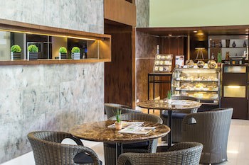 The B Hotel