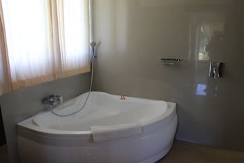 Arya Amed Beach Resort And Dive Center