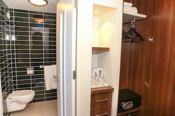 Holiday Inn Express London Heathrow T5, An Ihg Hotel