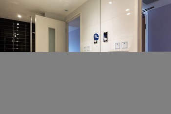 Holiday Inn Express London Heathrow T5, An Ihg Hotel
