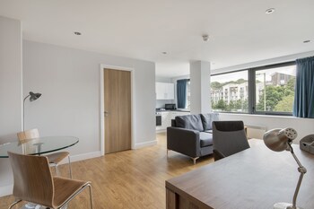 Hq Aparthotel Farnborough
