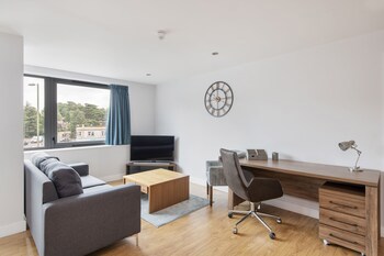 Hq Aparthotel Farnborough