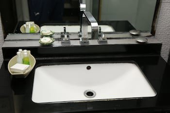 Boss Suites Nana Hotel