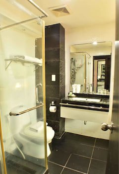 Boss Suites Nana Hotel