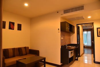 Boss Suites Nana Hotel