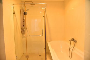 Boss Suites Nana Hotel
