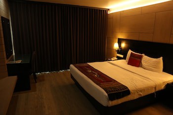 Boss Suites Nana Hotel