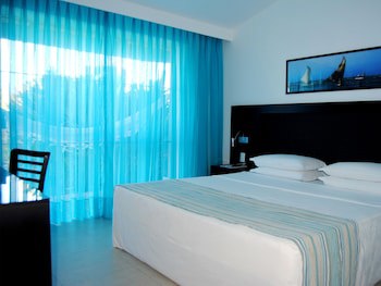 Dom Pedro Laguna Beach Resort & Golf