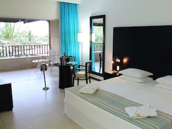 Dom Pedro Laguna Beach Resort & Golf