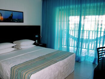 Dom Pedro Laguna Beach Resort & Golf