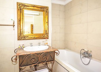 Afrique Boutique Hotel Oliver Tambo