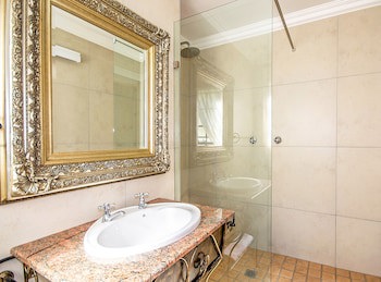 Afrique Boutique Hotel Oliver Tambo