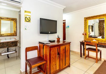 Afrique Boutique Hotel Oliver Tambo