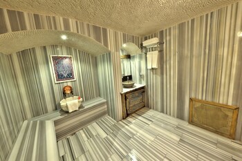 Divan Cave House