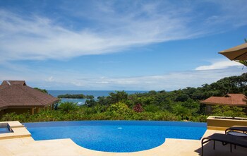 Red Frog Beach Island Resort