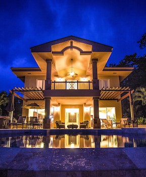 Red Frog Beach Island Resort