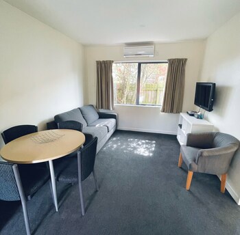 298 Westside Motor Lodge