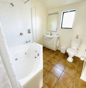298 Westside Motor Lodge